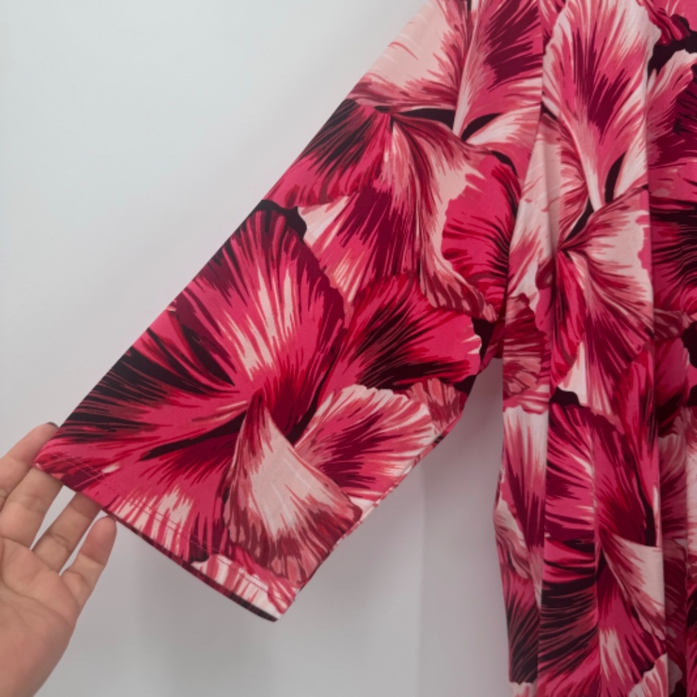 Catherines Top Women 3X Red White Any Wear 3/4 Sleeve Liquid Knit Stretch Floral - Picture 2 of 10